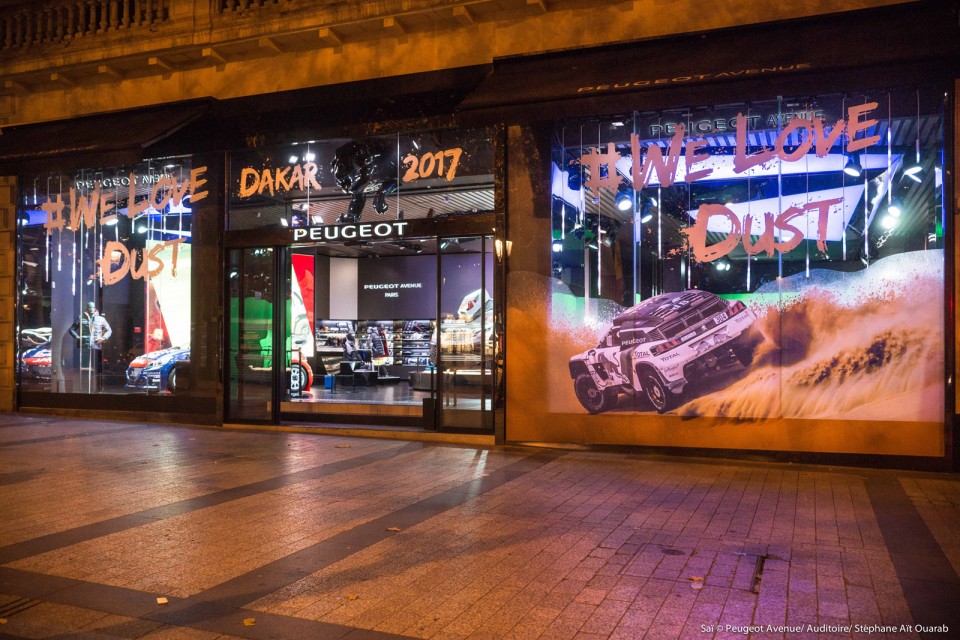 Photo vitrine « We love Dust » @ Peugeot Avenue Paris - Décem