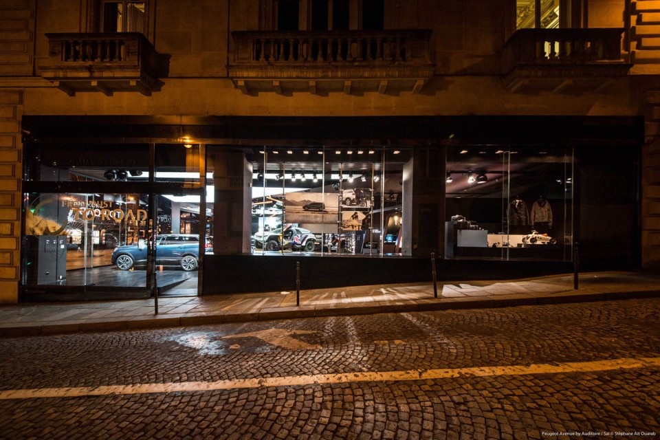 Photo vitrine « From Dust to Road » @ Peugeot Avenue Paris - M