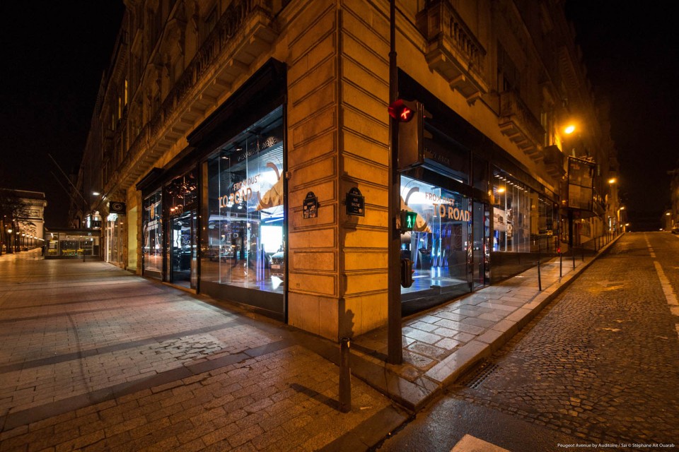 Photo vitrine « From Dust to Road » @ Peugeot Avenue Paris - M