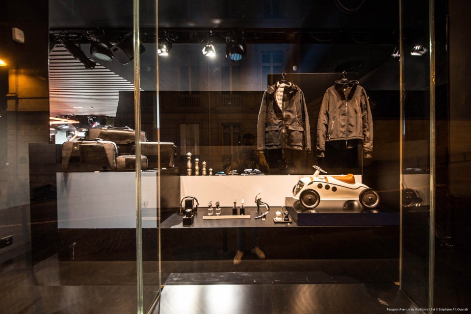 Photo vitrine « From Dust to Road » @ Peugeot Avenue Paris - M