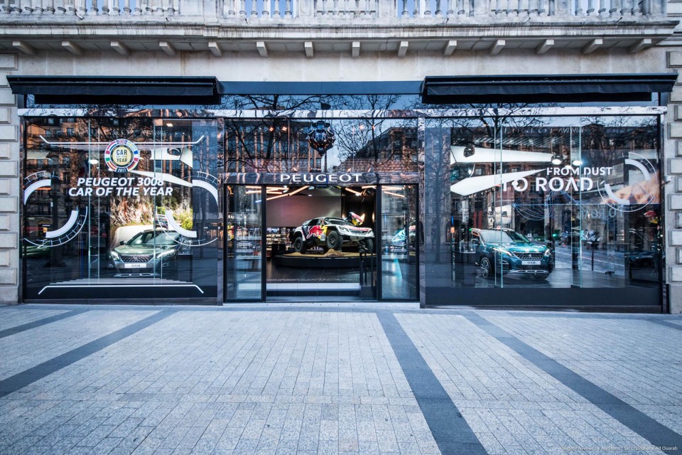 Photo vitrine « From Dust to Road » @ Peugeot Avenue Paris - M