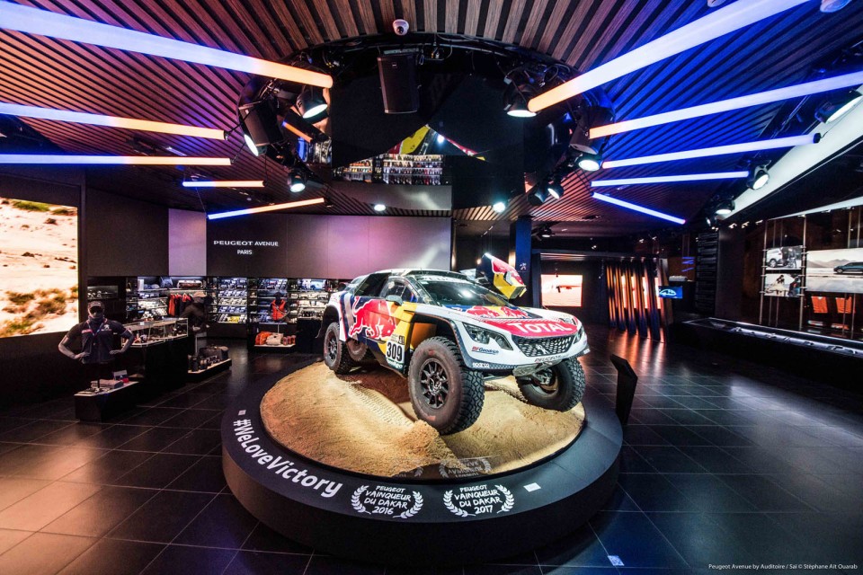 Photo vitrine « From Dust to Road » @ Peugeot Avenue Paris - M