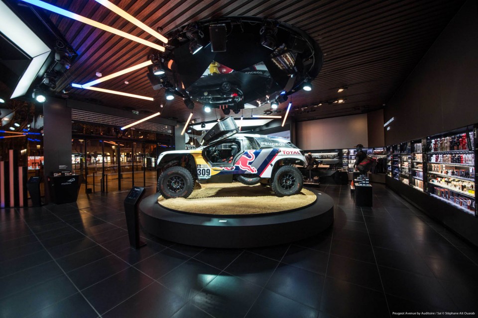 Photo vitrine « From Dust to Road » @ Peugeot Avenue Paris - M