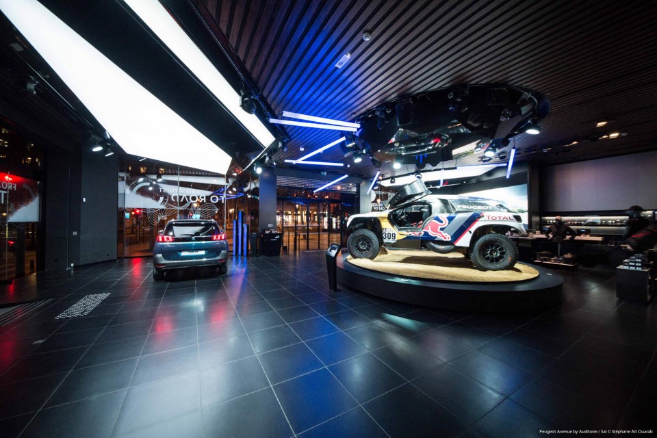 Photo vitrine « From Dust to Road » @ Peugeot Avenue Paris - M