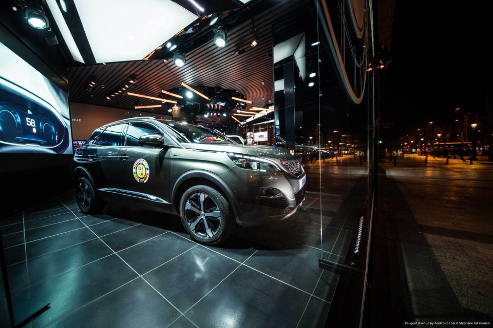 Photo vitrine « From Dust to Road » @ Peugeot Avenue Paris - M