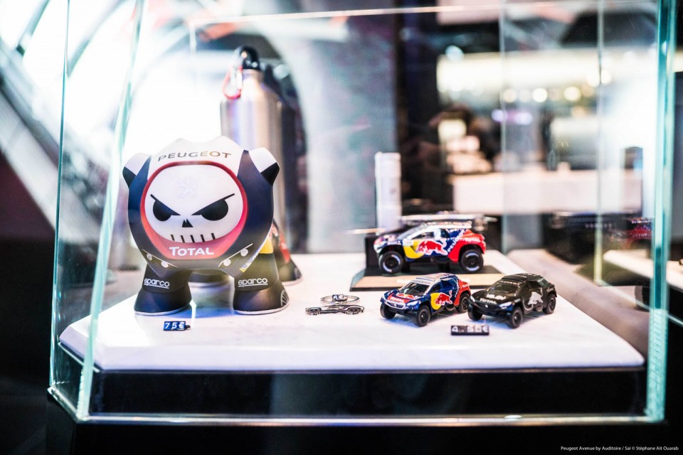 Photo vitrine « From Dust to Road » @ Peugeot Avenue Paris - M