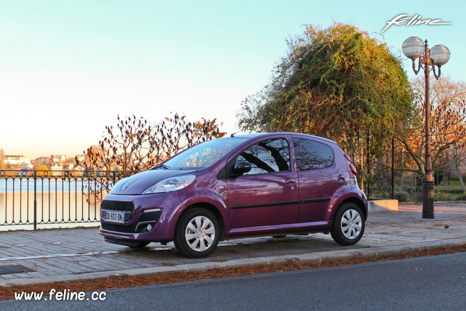 Photo Essai Peugeot 107 Active Prune Plum - 1.0e 12V 68 ch ETG5 - 1-030