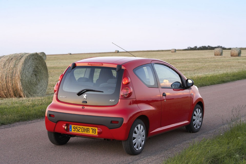 3/4 arrière Peugeot 107 Rouge Scarlet - 1-003