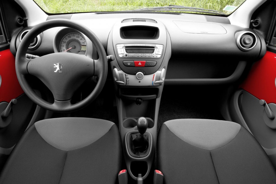 Photo tableau de bord Peugeot 107 - 1-005