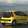 3/4 arrière statique Peugeot 107 Jaune Citrus - 1-010