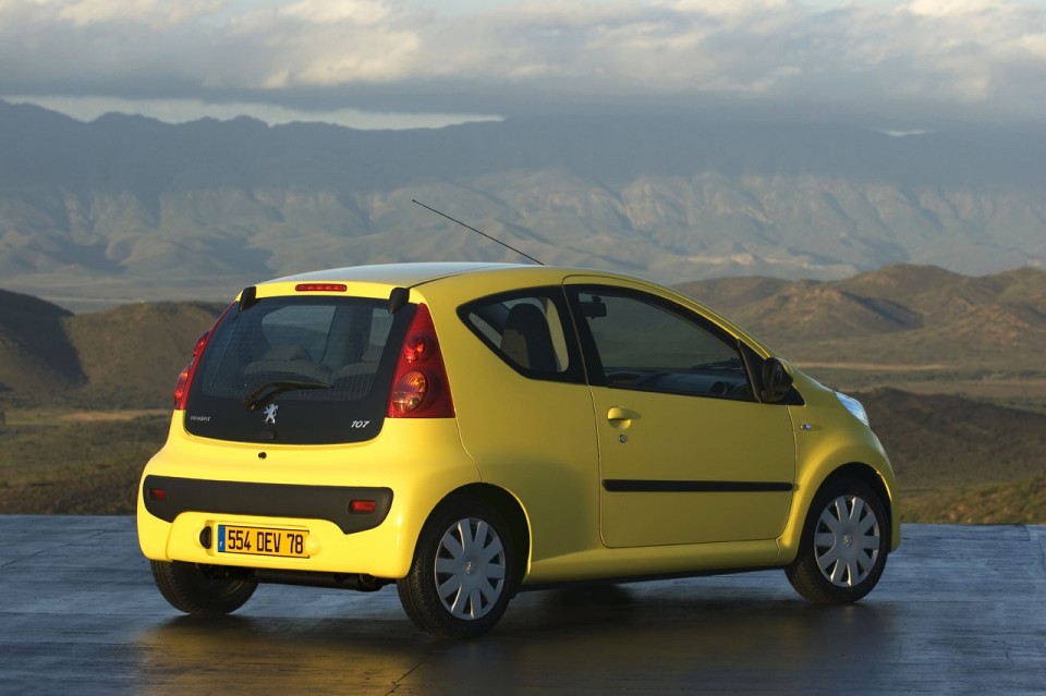 3/4 arrière statique Peugeot 107 Jaune Citrus - 1-010