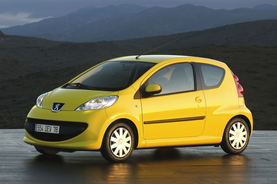 3/4 avant statique Peugeot 107 Jaune Citrus - 1-011