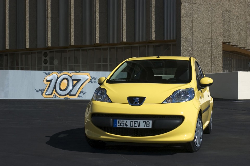 Photo urbaine Peugeot 107 Jaune Citrus - 1-013