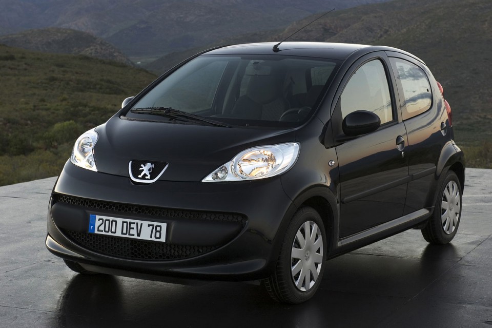 3/4 avant statique Peugeot 107 Noir Caldera - 1-015