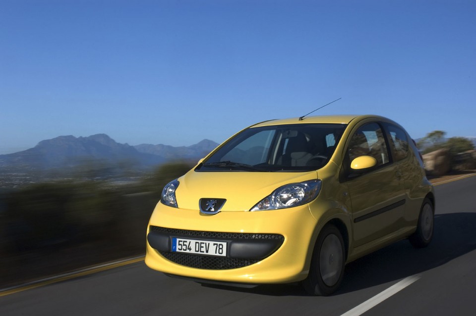 3/4 avant dynamique Peugeot 107 Jaune Citrus - 1-017