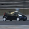 3/4 avant dynamique Peugeot 107 Noir Caldera - 1-018