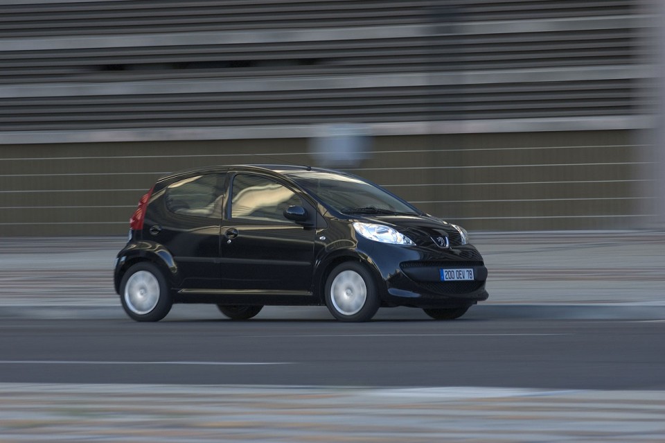 3/4 avant dynamique Peugeot 107 Noir Caldera - 1-018