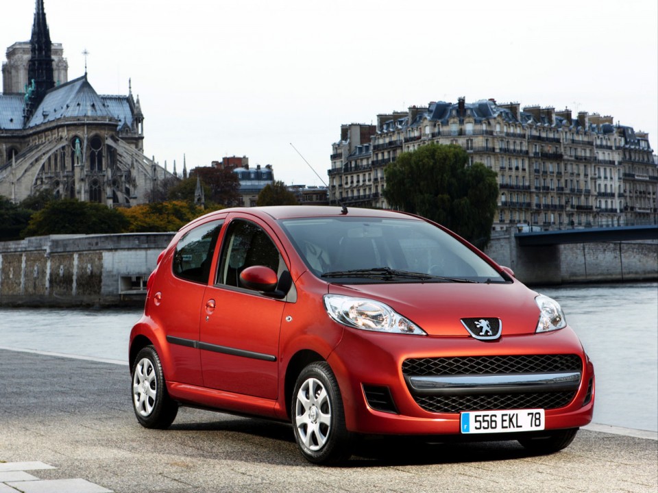 3/4 avant statique Peugeot 107 Orange Mandaline - 1-002