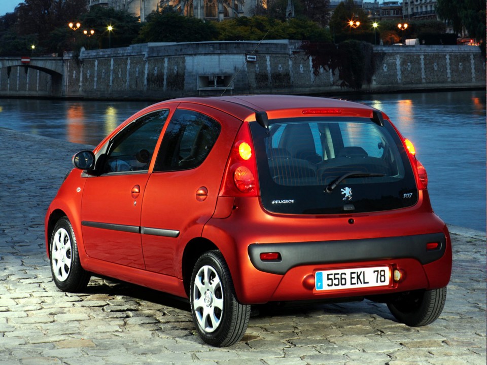 3/4 arrière statique Peugeot 107 Orange Mandaline - 1-004