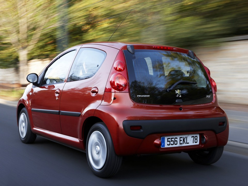 3/4 arrière dynamique Peugeot 107 Orange Mandaline - 1-014