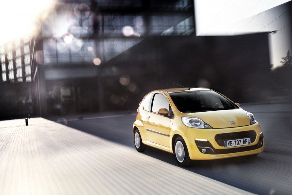 Photo 3/4 avant dynamique Peugeot 107 Jaune Citrus - 1-006