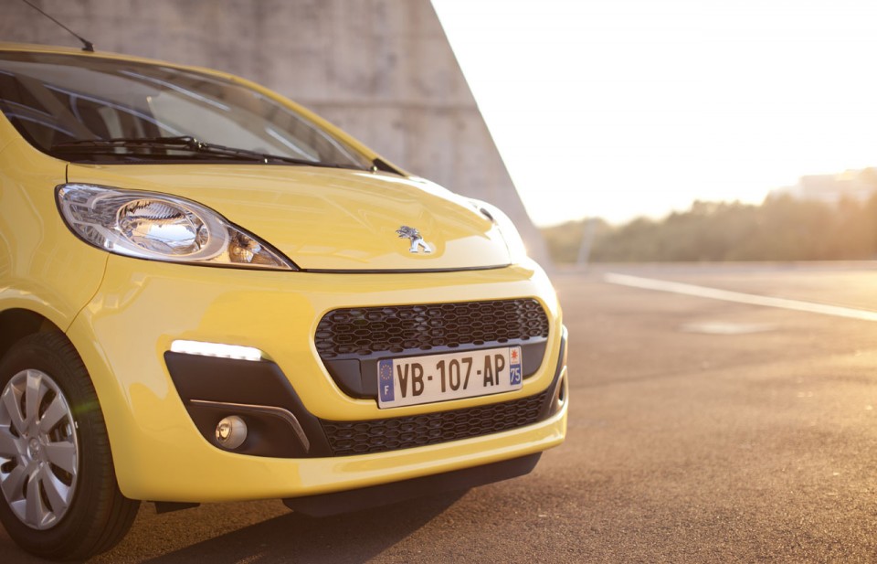 Photo face avant Peugeot 107 Jaune Citrus - 1-007