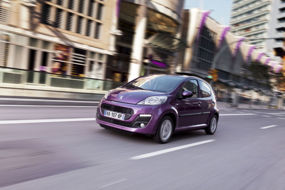 Photo dynamique Peugeot 107 Prune Plum - 1-017