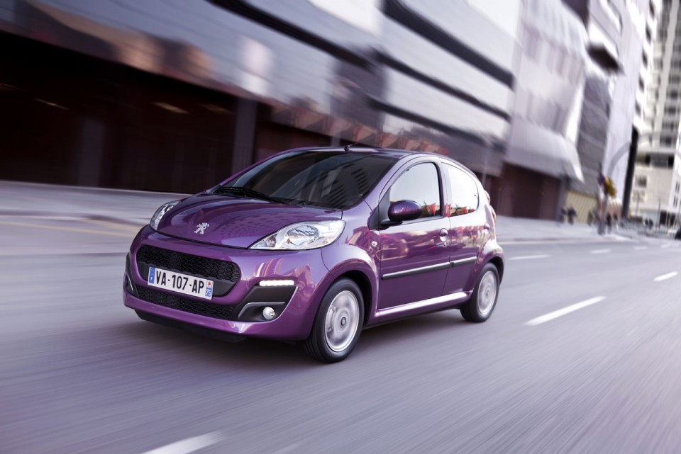 3/4 avant dynamique Peugeot 107 Prune Plum - 1-018