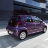 3/4 arrière dynamique Peugeot 107 Prune Plum - 1-020