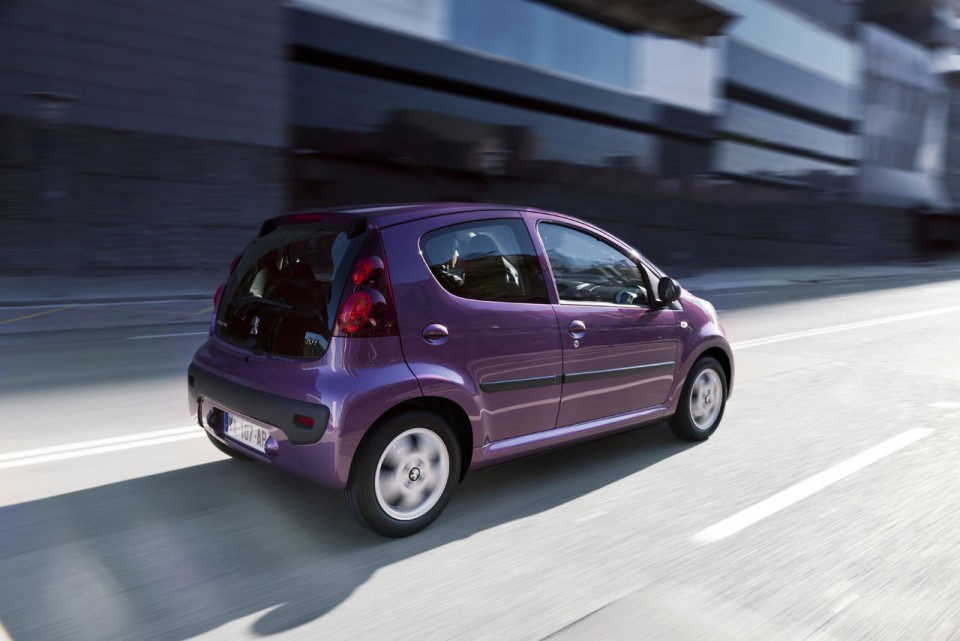 3/4 arrière dynamique Peugeot 107 Prune Plum - 1-020