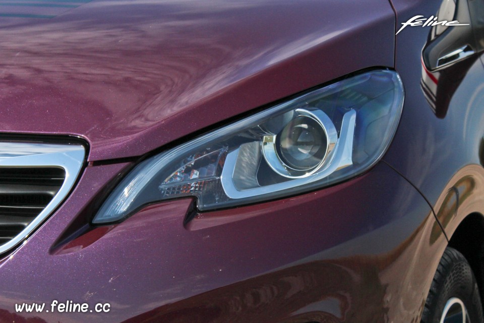 Photo projecteur avant Peugeot 108 Allure Red Purple