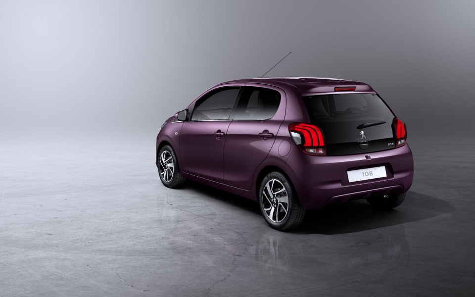 Photo Peugeot 108 violette Red Purple