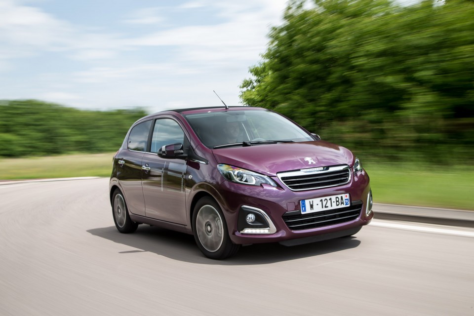 Photo dynamique Peugeot 108 Allure Top ! Red Purple