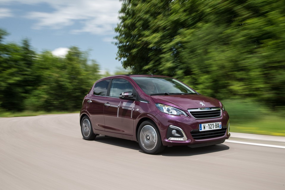 Photo dynamique Peugeot 108 Allure Top ! Red Purple