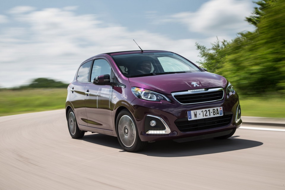 Photo dynamique Peugeot 108 Allure Top ! Red Purple