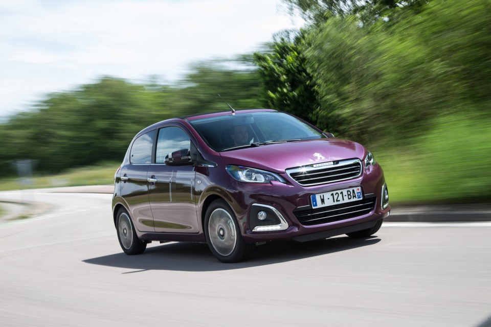 Photo dynamique Peugeot 108 Allure Top ! Red Purple