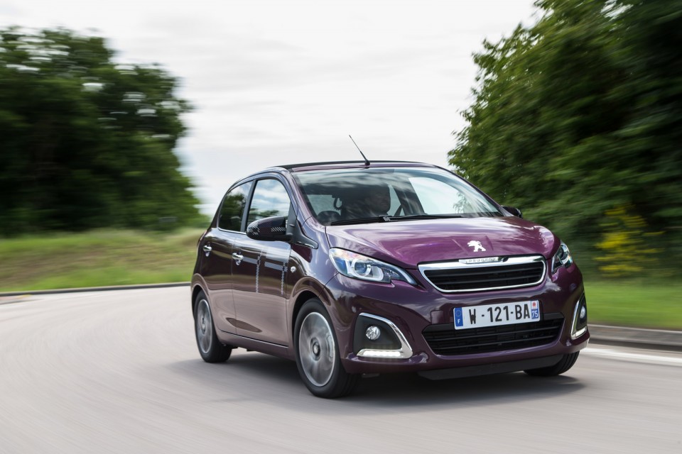 Photo dynamique Peugeot 108 Allure Top ! Red Purple