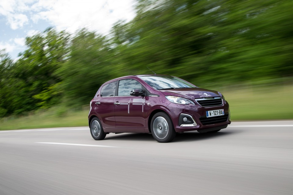 Photo dynamique Peugeot 108 Allure Top ! Red Purple