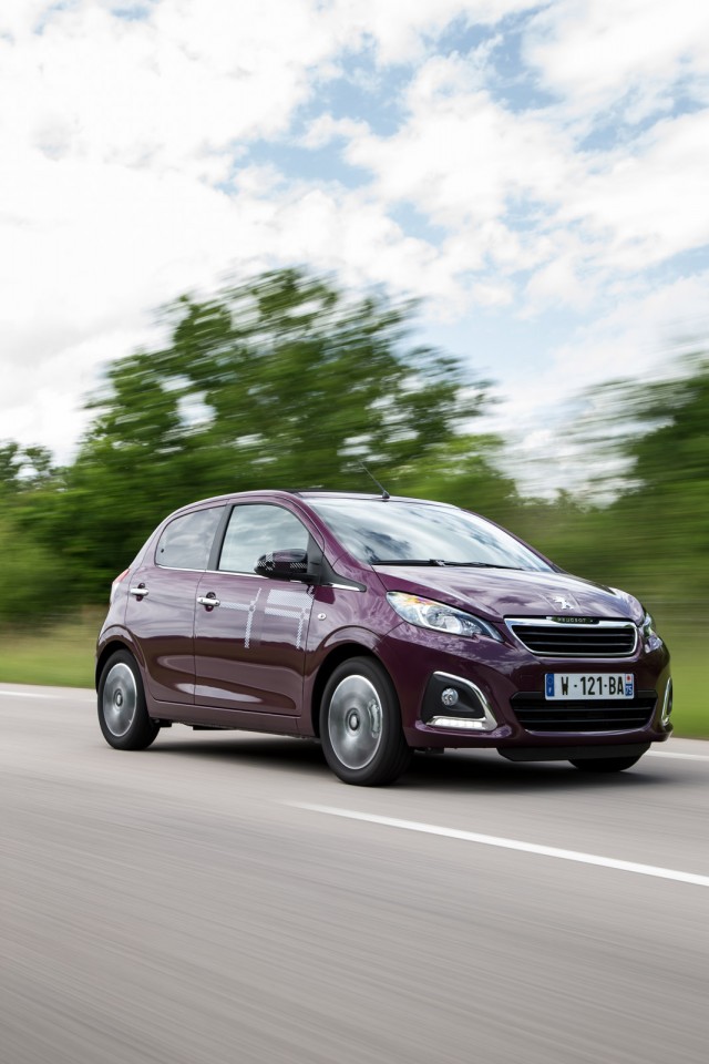 Photo dynamique Peugeot 108 Allure Top ! Red Purple