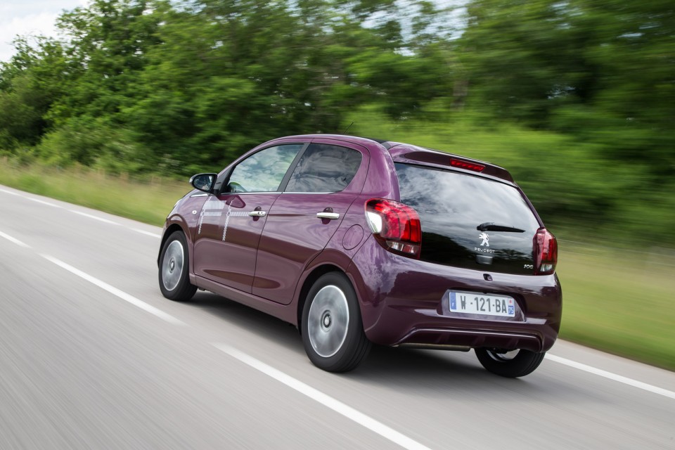 Photo dynamique Peugeot 108 Allure Top ! Red Purple