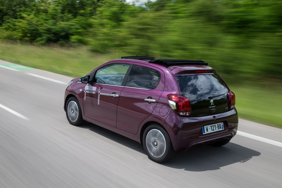 Photo dynamique Peugeot 108 Allure Top ! Red Purple