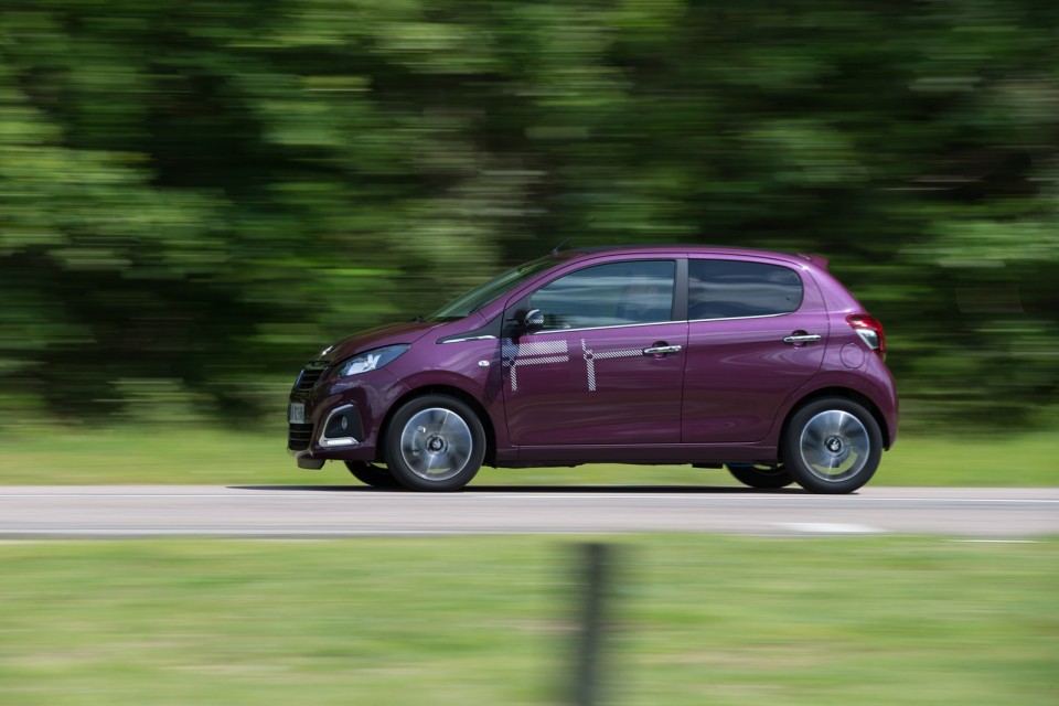 Photo dynamique Peugeot 108 Allure Top ! Red Purple