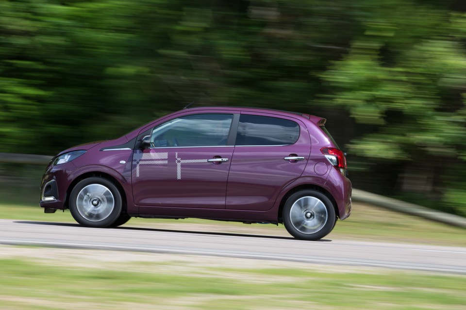 Photo dynamique Peugeot 108 Allure Top ! Kilt Red Purple