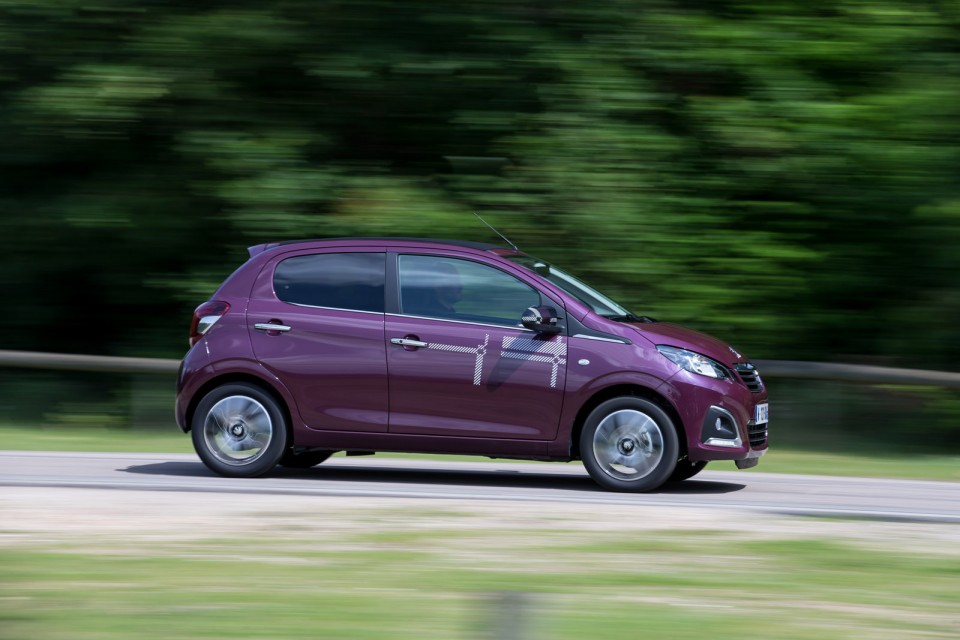 Photo dynamique Peugeot 108 Allure Top ! Kilt Red Purple
