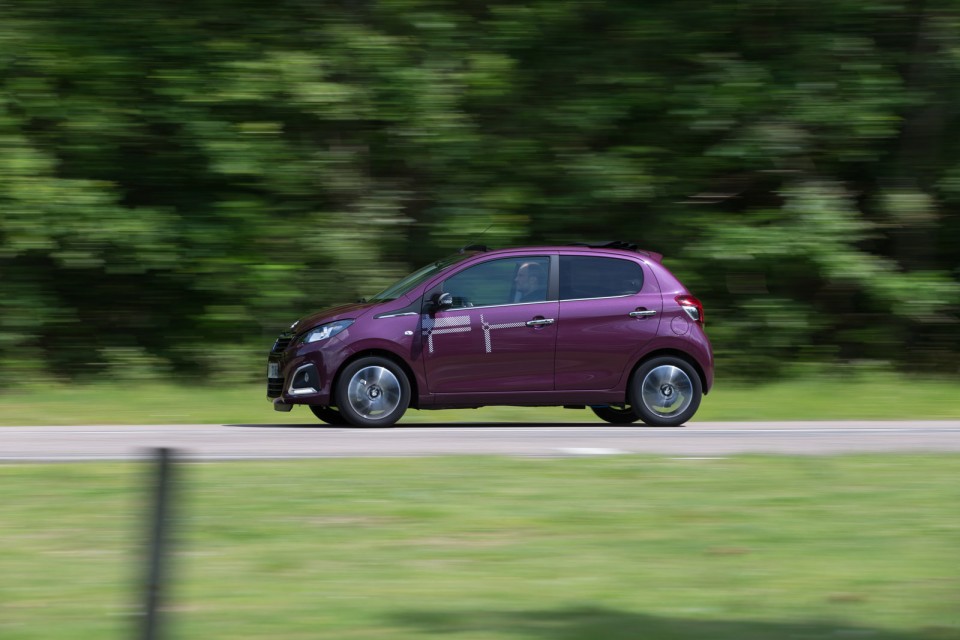 Photo dynamique Peugeot 108 Allure Top ! Kilt Red Purple