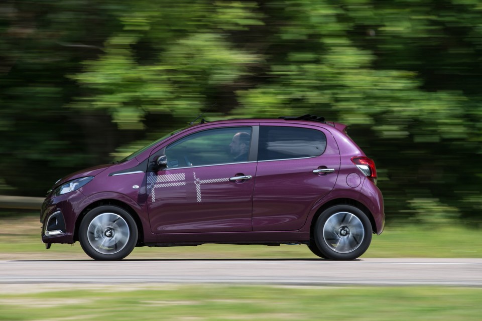 Photo dynamique Peugeot 108 Allure Top ! Kilt Red Purple
