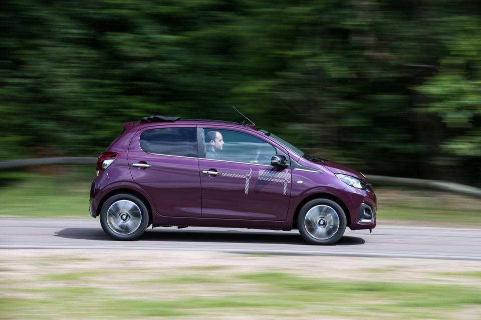 Photo dynamique Peugeot 108 Allure Top ! Kilt Red Purple