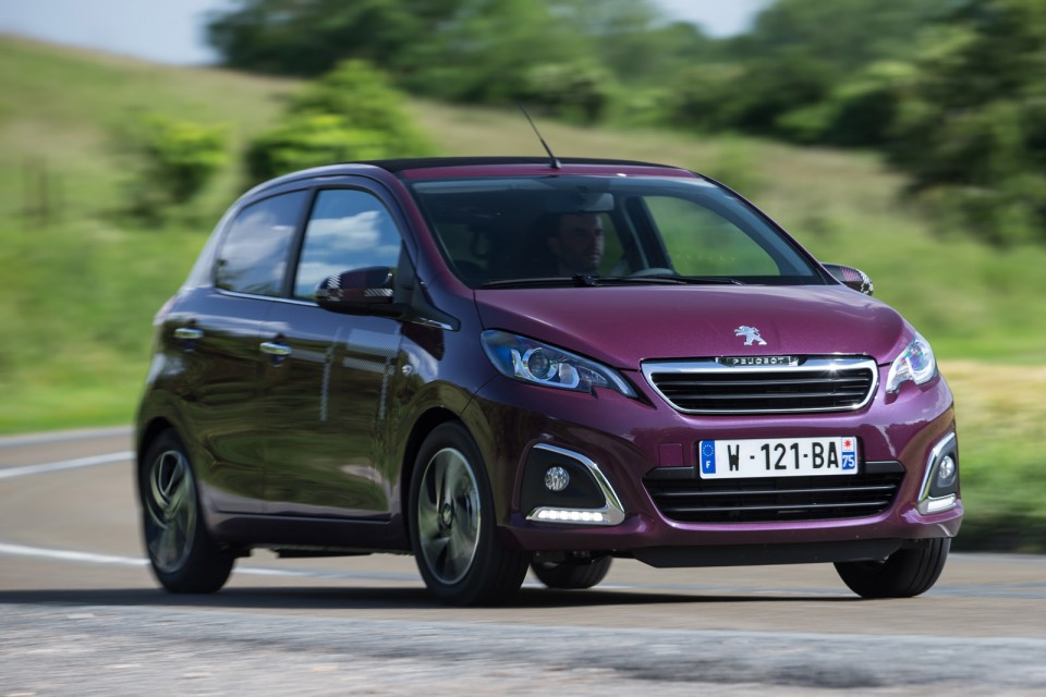 Photo dynamique Peugeot 108 Allure Top ! Red Purple