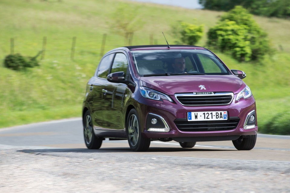 Photo dynamique Peugeot 108 Allure Top ! Red Purple