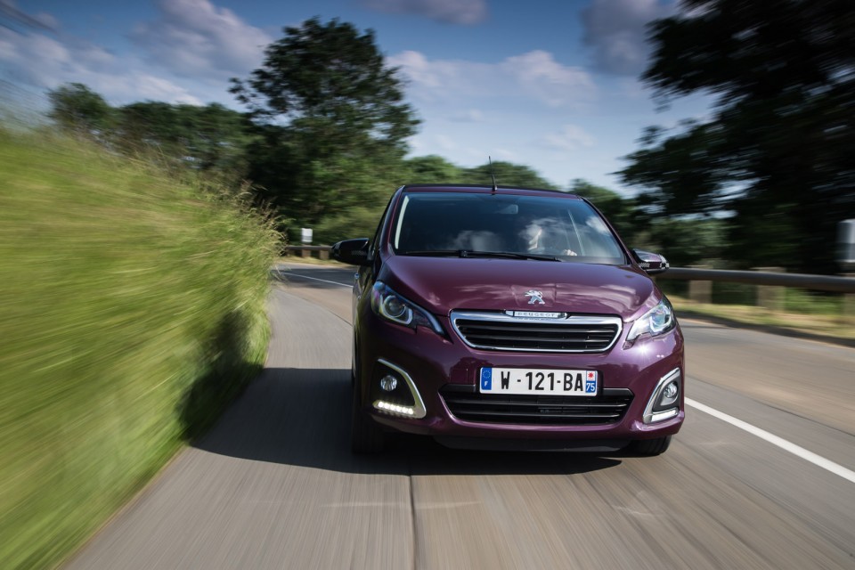 Photo dynamique Peugeot 108 Top ! Red Purple